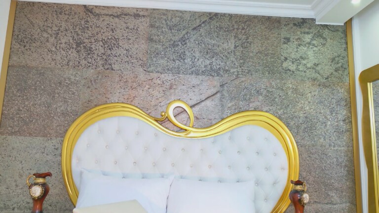 SaraLambert's Streamate show and profile