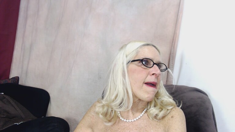 MidwestMILF's Streamate show and profile